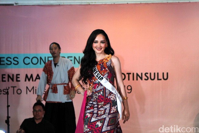 Menggunakan motif bunga cepuk dan swastika di sekelilingnya, gaun yang dipakai Jolene Marie ini dibuat Priyo dengan model one shoulder. Dalam balutan gaun ini, runner up Puteri Indonesia itu diibaratkan seperti bidadari yang turun dari khayangan. Foto: Muhammad Abduh/Detikcom