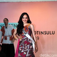 Menggunakan motif bunga cepuk dan swastika di sekelilingnya, gaun yang dipakai Jolene Marie ini dibuat Priyo dengan model one shoulder. Dalam balutan gaun ini, runner up Puteri Indonesia itu diibaratkan seperti bidadari yang turun dari khayangan. Foto: Muhammad Abduh/Detikcom