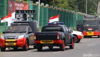 Penjagaan di Jalan Gatot Subroto juga diperketat dengan penjagaan aparat polisi hingga kendaraan taktis, seperti baracuda.