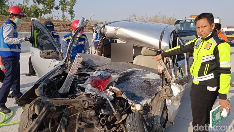 Pengemudi MPV Tewas Usai Mobilnya Tabrak Truk Parkir di Tol Ngawi Pengemudi MPV Tewas Usai Mobilnya Tabrak Truk Parkir di Tol Ngawi