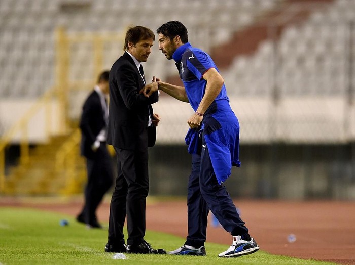 SPLIT, CROATIA - JUNE 12:  Head coach Italy Antonio Conte (L) and Gianluigi Buffon during the UEFA Euro 2016 Qualifier between Croatia and Italy on June 12, 2015 in Split, Croatia.  (Photo by Claudio Villa/Getty Images)