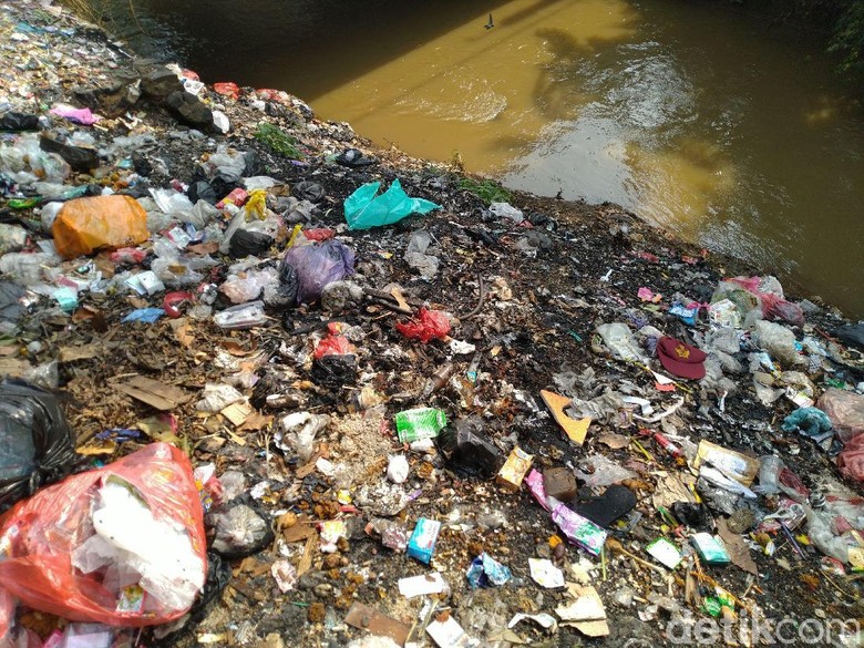 Sampah Menumpuk di Bawah Flyover Cibinong, Lurah Pabuaran: Itu Orang Luar Sampah Menumpuk di Bawah Flyover Cibinong, Lurah Pabuaran: Itu Orang Luar