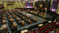 Sidang paripurna pelantikan dipimpin oleh Ketua Sementara DPRD DKI Jakarta Pantas Nainggolan.