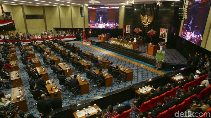 Pimpinan DPRD DKI Jakarta periode 2019-2024 resmi dilantik hari ini. Mereka diambil sumpahnya oleh Kepala Pengadilan Tinggi DKI Jakarta di gedung DPRD DKI.