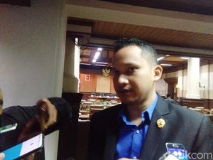 Hanum Rais Bolos Rapat Paripurna DPRD DIY, Adik: Anaknya Sakit