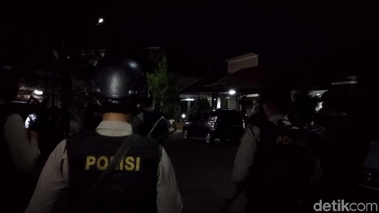 Densus 88 Geledah Rumah Terduga Teroris di Kompleks Elit Bandung Densus 88 Geledah Rumah Terduga Teroris di Kompleks Elit Bandung