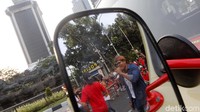 Massa mengimbau masyarakat Indonesia untuk menjaga situasi damai dan aman.
