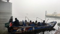 Sementara di perairan sungai Musi yang biasa ramai perahu lalu lalang, kini hanya ada satu atau dua yang melintas. Salah satu alasan sepinya perahu karena asap kini cukup pekat.