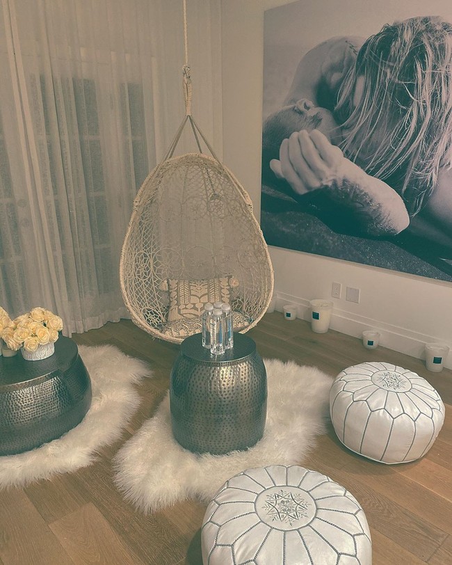 Adapun bagian yang dihiasi wallpaper Martinique yang dikatakan terinspirasi Beverly Hills Hotel. Tersedia pula sebuah bar untuk bersantai dengan nuansa Art Deco. Foto: Instagram @justinbieber