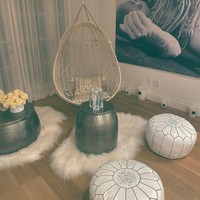 Adapun bagian yang dihiasi wallpaper Martinique yang dikatakan terinspirasi Beverly Hills Hotel. Tersedia pula sebuah bar untuk bersantai dengan nuansa Art Deco. Foto: Instagram @justinbieber