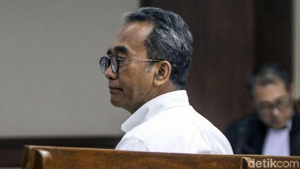 Mantan Dirut PLN Nur Pamudji menjalani sidang lanjutan kasus korupsi. Ia didakwa jaksa melakukan korupsi dalam pengadaan BBM jenis High Speed Diesel (HSD).
