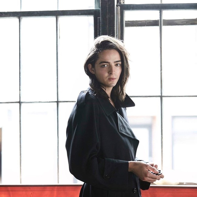 Karim sudah menekuni dunia modelling sejak usia muda. Namun saat kariernya mulai melejit, dia memilih berhenti menjadi model. Pria dengan penampilan unik ini kini memilih menjalani proyek di bidang lainnya. Foto: Dok. Instagram