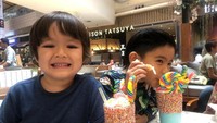 Tampannya El Barack Alexander, putra dari Jessica Iskandar. Saat minum milkshake dan nongkrong bareng Ryshaka, putra dari pasangan Ryan Delon dan Sharena Gunawan. Foto: Instagram