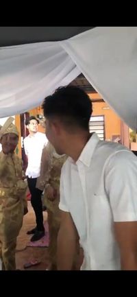 Pengantin pria memberikan salam 2 jari sebagai tanda perdamaian kepada mantan pacar istrinya