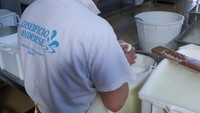 Membuat mozzarella ibarat karya seni dalam profesi pembuatan keju. Salah satu tempat autentik membuat mozzarella ada di Bari, Italia. Nama perusahaan kejunya Caseificio Andriese. Foto: Insider