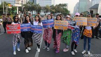 Para srikandi milenial menggelar aksi damai jelang pelantikan presiden dan wakil presiden.