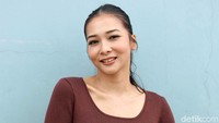 Setelah vakum dari dunia entertainment, Mey Chan kembali merilis single bertajuk Ibu yang didedikasikan untuk mendiang bundanya. Pool/Noel/detiKFoto.