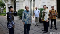 Para pimpinan MPR, yakni Ketua MPR RI Bambang Soesatyo beserta sejumlah Wakil Ketua MPR RI diantaranya Ahmad Muzani, Lestari Moerdijat, Arsul Sani, Syarief Hasan, Fadel Muhammad, Hidayat Nur Wahid, Zulkifli Hasan, dan Jazilul Fawaid menyambangi kediaman Sandiaga Uno.