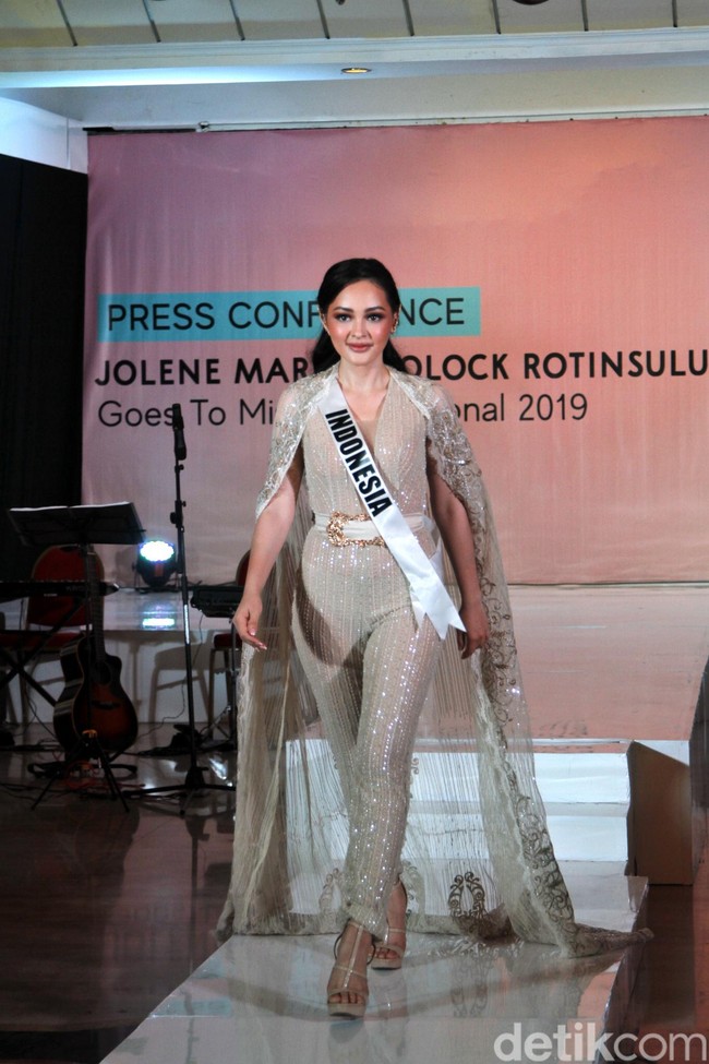 Busana berikutnya yang akan dipakai Jolene Marie Rotinsulu di ajang Miss International 2019 adalah jumpsuit warna champagne rancangan Diana Couture by Diana M Putri. Jumpsuit dengan siluet bell bottom itu dilengkapi dengan cape berwarna senada yang panjangnya menyapu lantai. Foto: Muhammad Abduh/Detikcom