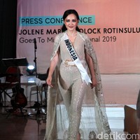 Busana berikutnya yang akan dipakai Jolene Marie Rotinsulu di ajang Miss International 2019 adalah jumpsuit warna champagne rancangan Diana Couture by Diana M Putri. Jumpsuit dengan siluet bell bottom itu dilengkapi dengan cape berwarna senada yang panjangnya menyapu lantai. Foto: Muhammad Abduh/Detikcom