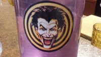 Berwarna ungu, minuman vodca ini juga terinspirasi dari wajah Joker pada gelasnya.  Foto: Instagram