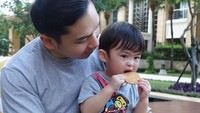 Ada 1,3 juta followers di akun Instagram Raphael Moeis. Putra pertama dari Sandra Dewi dan Harvey Moeis, balita modis yang baru saja punya adik ini tampil kece saat makan biskuit ditemani sang ayah. Foto: Instagram
