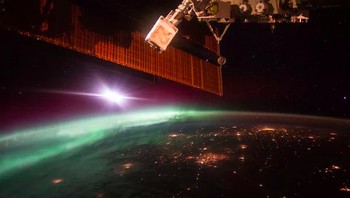 Morning Aurora: Foto lain yang dihasilkan Scott Kelly saat berada di ISS. Pada 7 Oktober 2015, ia berhasil menangkap kejadian aurora yang sedang berlangsung di Bumi. Scott pun memposting cuitan di Twitter yang bertuliskan The morning dose of #aurora to help wake you up. Foto: NASA