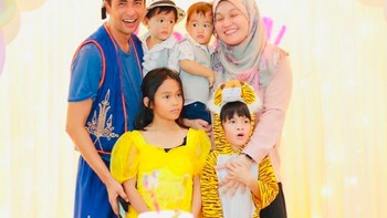 Mereka telah dikaruniai 4 orang anak yang sering dipajang Shukor di Instagram. Populer di Malaysia, Shukor memiliki hampir 800 ribu follower di Instagam. Foto: Instagram
