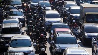 Saat pagi hari, ruas jalan ini kerap dipenuhi oleh pengendara yang mengakibatkan kemacetan.