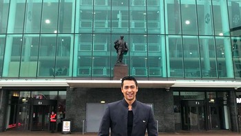 Berkunjung ke Old Trafford, kandang MU. Belakangan, ia mengaku mendapat ribuan DM di media sosial yangmenanyakan tentang bentuk Bumi dan beberapa bahkan memintaya untuk bersumpah dalam nama Allah. Foto: Instagram