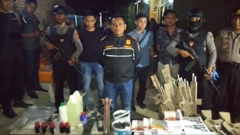Teroris Cirebon Hendak Ledakkan Bom Kimia, Bahan Racun Abrin Ditemukan Teroris Cirebon Hendak Ledakkan Bom Kimia, Bahan Racun Abrin Ditemukan