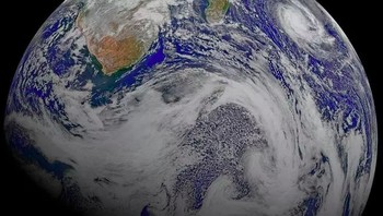 Tak ada yang tahu siapa yang menamai Earth/ Bumi: Berbeda dengan planet lain, tidak ada data sejarah nyata yang dapat ditemukan mengenai orang (atau kelompok) yang menamai planet kita Earth atau Bumi. Istilah Earth berasal dari bahasa Inggris Kuno dan Jermanik Tinggi, dan merupakan satu-satunya planet yang tidak dinamai menurut nama dewa Yunani atau Romawi.Foto: NASA
