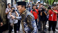 Wakil Ketua MPR RI Hidayat Nur Wahid nampak tiba di kediaman Sandiaga Uno.