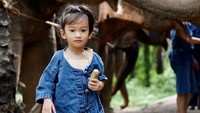 Atiqah Hasiholan dan Rio Dewanto punya Salma Jihane Putri Dewanto, yang tampil keren sekaligus menggemaskan saat memberi makan gajah dengan pisang. Foto: Instagram