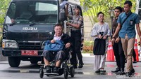 Mantan Direktur Utama PT Wijaya Kusuma Emindo (WKE) Budi Suharto bersama sang istri, Lily Sundarsih, yang juga mantan Direktur PT WKE menjalani pemeriksaan di KPK, Jakarta, Senin (14/10/2019).
