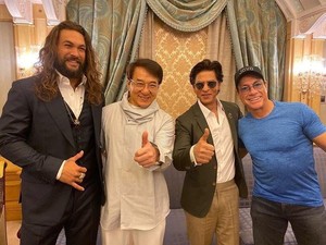 Shah Rukh Khan Pose Bareng Jackie Chan dan Jason Momoa