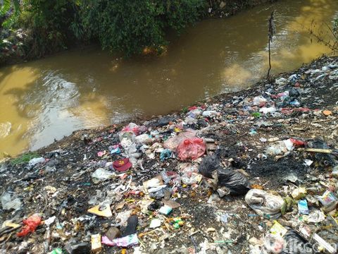 Tumpukan sampah ini merupakan TPS liar