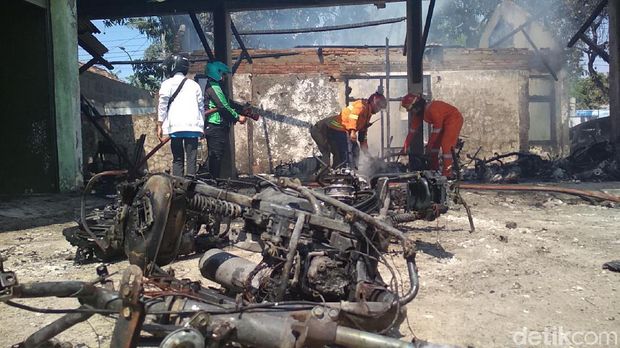 Area Kantor Dinas di Rembang Terbakar, Bangunan dan Kendaraan Hangus