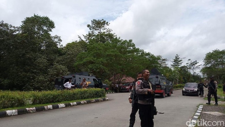 Polisi Sebut Pria Diduga Provokator Blokir Jalan di Timika Mau Jadi Pahlawan Polisi Sebut Pria Diduga Provokator Blokir Jalan di Timika Mau Jadi Pahlawan