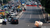 Sejumlah barrier nampak terpasang di salah satu sisi jalan terkait adanya penutupan jalan dan pengalihan arus lalu lintas di area sekitar Istana Negara.