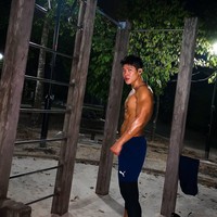 Selain menjadi penjual kwetiaw, Walter juga aktif di gym. Tubuhnya yang bugar dan berotot ini pun tak kalah mencuri perhatian. Bahkan ia dilaporkan akan segera membintangi sebuah acara kencan. Foto: Instagram @walkwithwalter