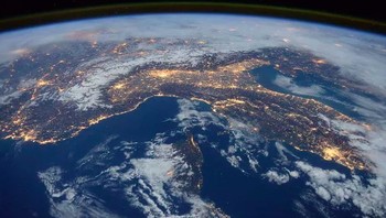 Menggunakan penanggalan radiometrik, para ilmuwan telah menemukan bahwa Bumi berusia 4,54 miliar tahun. Ini berarti planet kita setengah usia Galaksi Bima Sakti (11-13 miliar tahun) dan sekitar sepertiga usia Alam Semesta (10-15 miliar tahun). Foto: NASA