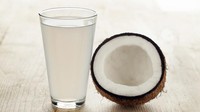 Air Kelapa : Dehidrasi sering terjadi saat terserang flu akibat demam. Air kelapa yang kaya potassium akan memberi pasokan elektrolit sehingga tubuh terhidrasi. Foto: istimewa