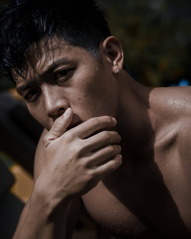 Seperti dilansir Worldofbuzz, ketampanan yang dimiliki oleh pria berusia 32 tahun ini disebut sebagai idaman wanita. Bahkan ada yang menyebut wanita tak dibolehkan pacar untuk makan di warungnya. Foto: Instagram @walkwithwalter