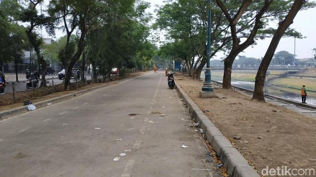 Kalau pagi, sampah berserakan karena area ini juga difungsikan sebagai tempat rekreasi.