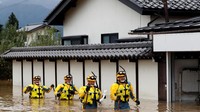Pemerintah Jepang dengan cepat memberi bantuan, seperti mengevakuasi penduduk dengan helikopter. 110 Ribu personil kepolisian pun diterjunkan untuk menyelamatkan warga yang terjebak banjir.  