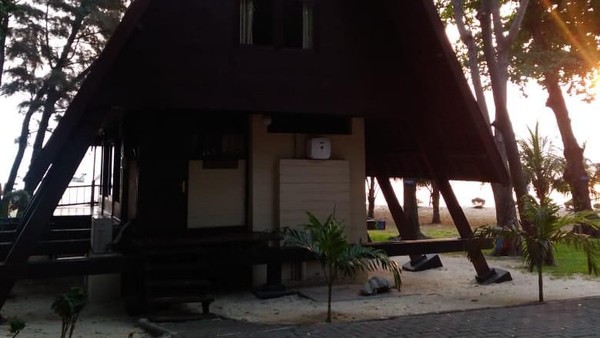 Masih ada dan dijaga keasliannya, kamar Cenderawasih yang dibuat bergaya Papua itu juga dapat dikunjungi dan diinapi oleh pengunjung. Sekalian napak tilas (dok Pulau Ayer) Masih ada dan dijaga keasliannya, kamar Cenderawasih yang dibuat bergaya Papua itu juga dapat dikunjungi dan diinapi oleh pengunjung. Sekalian napak tilas (dok Pulau Ayer)