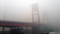 Pekatnya kabut asap membuat Jembatan Ampera, ikon Kota Pampek tidak terlihat, karena tertutup kabut asap.