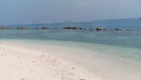 Pulau Bulat pasirnya putih dan airnya tampak jernih. Duduk-duduk di pinggir pantai sambil menikmati pemandangan sekitar pun cukup menyenangkan (Kurnia/detikcom)  