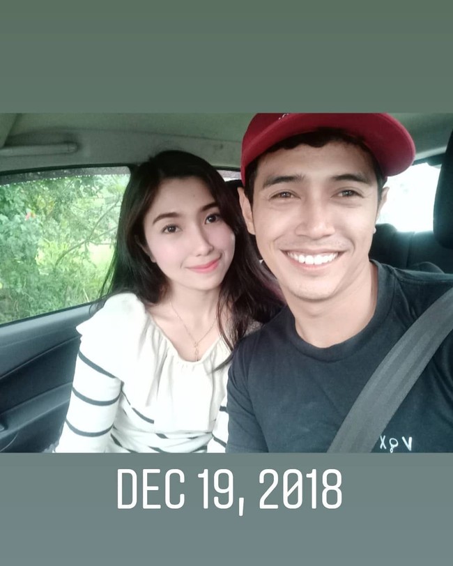 Saya tahu hal ini memang salah dan tak sepatutnya terjadi. Tetapi, saya gagal. Setiap hari dia kirim pesan, telepon dan meluahkan perasaan, lama-lama saya luluh. Ya, kesalahan saya. Tapi, nggak ada istilah saya menggoda dia ya dalam hal ini. Bila lama-lama itu saya jatuh hati juga dengan dia. jadi bermulah kisah cinta antara saya dengan pria ini, tulis Ellika di Instagram pada Kamis (10/10/2019) Foto: Instagram